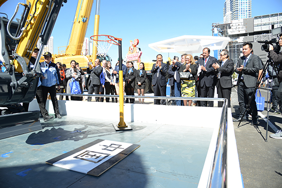 徐工XE35U液壓挖掘機(jī)現(xiàn)場(chǎng)揮毫潑墨、投籃表演，成為展場(chǎng)上的“閃亮明星”