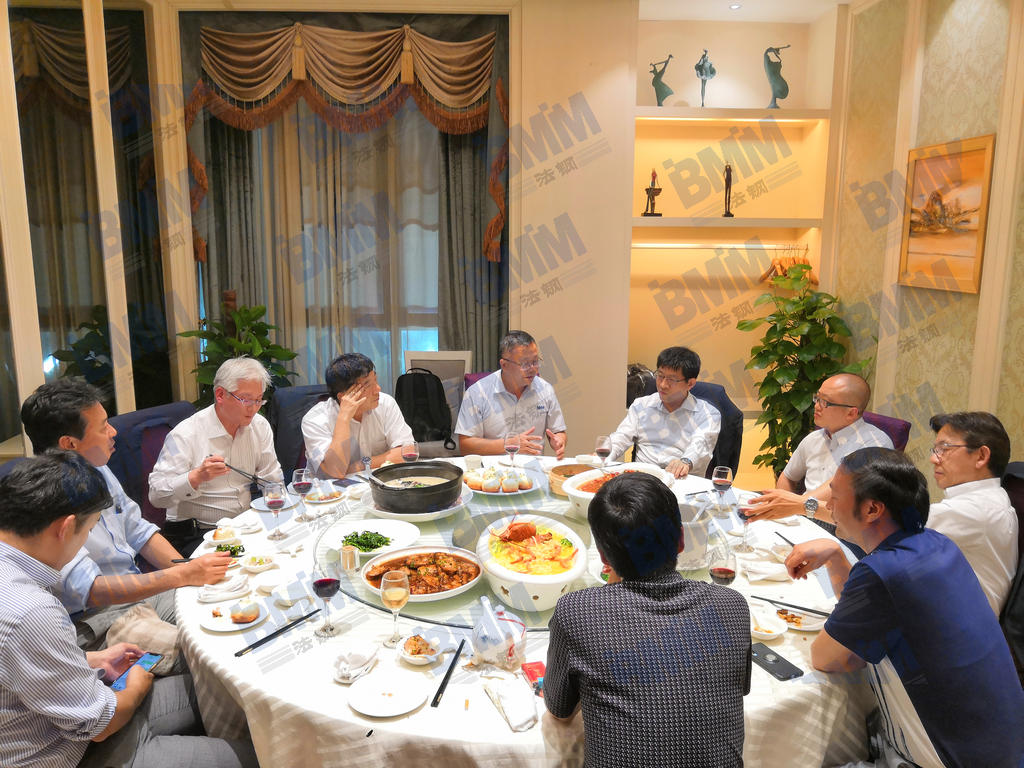 訪問(wèn)結(jié)束后，法鋼集團(tuán)負(fù)責(zé)人邀請(qǐng)JFE鋼鐵高層共進(jìn)晚餐
